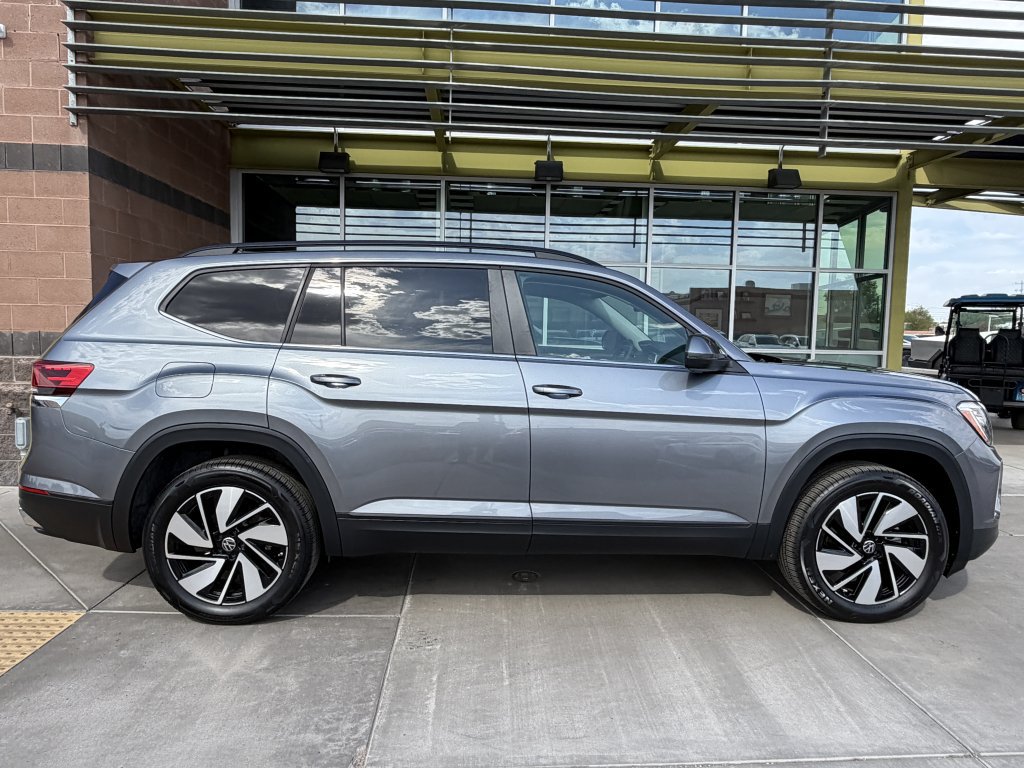 Used 2024 Volkswagen Atlas SE w/ Panoramic Sunroof Package FWD image 9