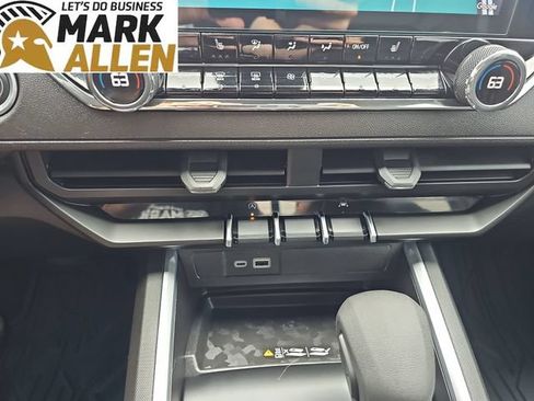 Used 2025 Chevrolet Colorado Trail Boss AWD/4WD image 18