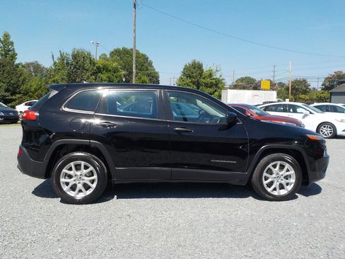 Used 2017 Jeep Cherokee Sport FWD image 6