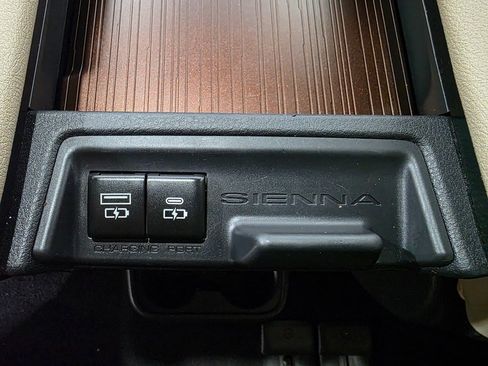 Used 2021 Toyota Sienna Limited image 37