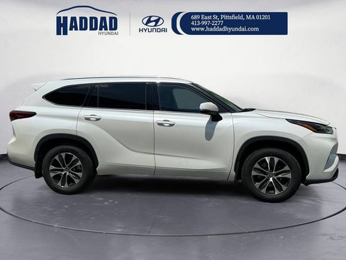 Used 2021 Toyota Highlander XLE AWD/4WD image 6