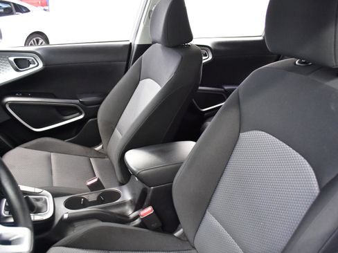 Used 2025 Kia Soul LX w/ LX Technology Package FWD image 10