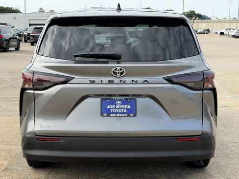 Used 2026 Toyota Sienna LE FWD image 8