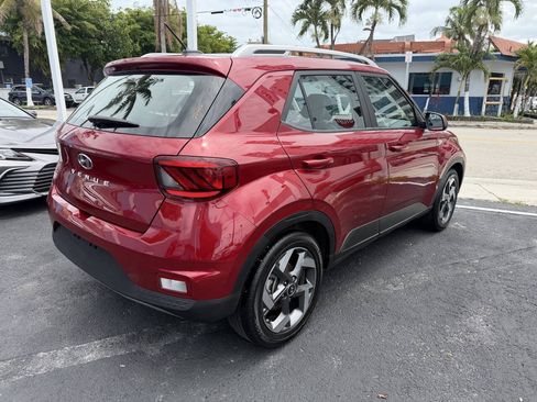 Used 2024 Hyundai Venue Limited FWD image 5