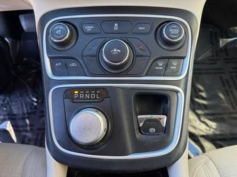 Used 2015 Chrysler 200 Limited FWD image 17