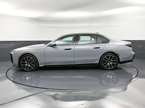 Used 2024 BMW 740i xDrive w/ Premium Package image 2