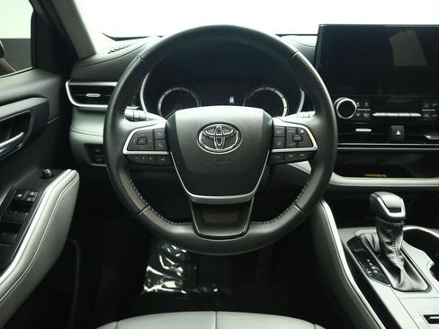 Used 2023 Toyota Highlander XLE FWD image 5