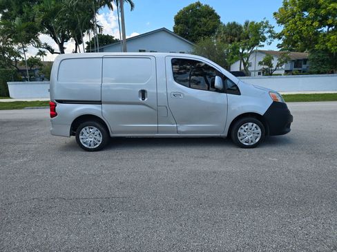Used 2013 Nissan NV200 SV w/ Exterior Appearance Pkg FWD image 4