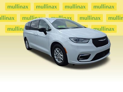Used 2025 Chrysler Pacifica Select