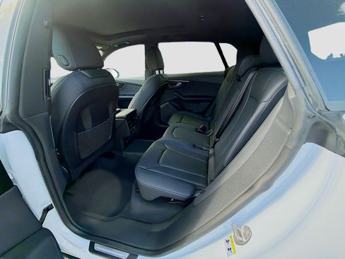 Used 2023 Audi Q8 Premium image 24