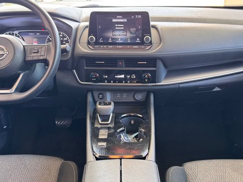 Used 2024 Nissan Rogue SV FWD image 3