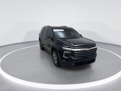 Used 2025 Chevrolet Traverse LT FWD image 3