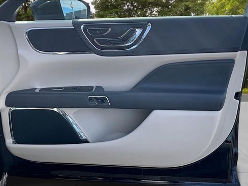 Used 2019 Lincoln Continental Select image 28