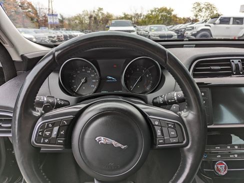 Used 2017 Jaguar XE Premium image 14