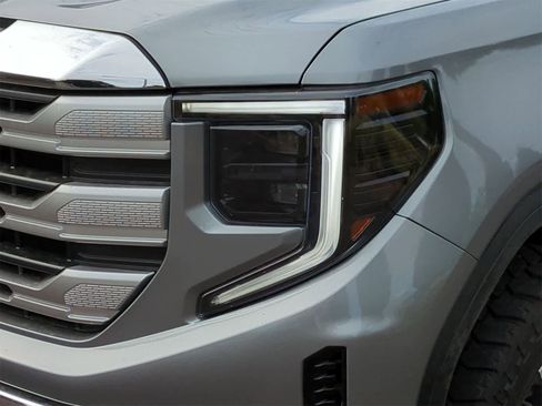 Used 2023 GMC Sierra 1500 SLE w/ X31 Off-Road Package image 10