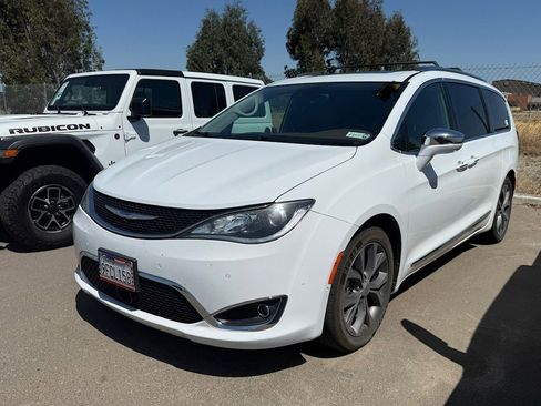 Used 2018 Chrysler Pacifica Limited w/ Tire & Wheel Group FWD image 1