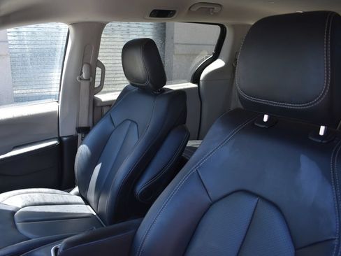 Used 2024 Chrysler Pacifica Touring-L FWD image 10