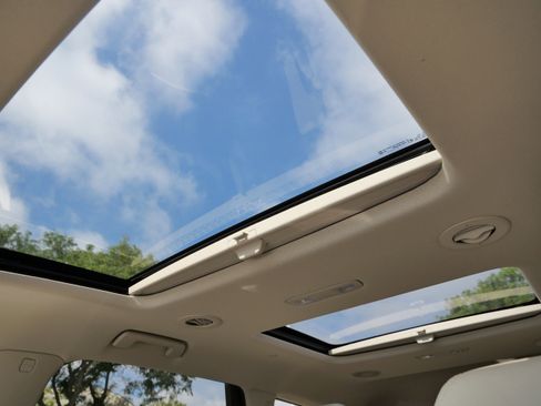 Used 2020 Buick Enclave Premium w/ Sun and Sites Package image 29