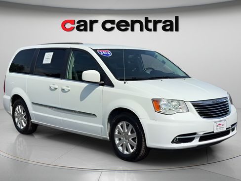Used 2016 Chrysler Town & Country Touring FWD image 3