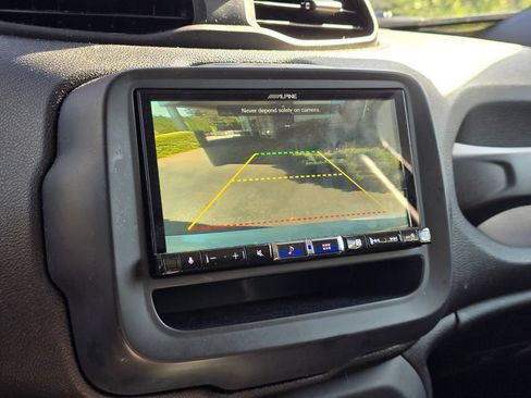 Used 2018 Jeep Renegade Latitude w/ Advanced Technology Group FWD image 19