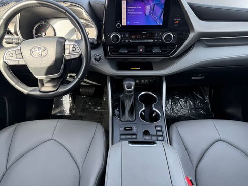 Used 2023 Toyota Highlander XLE image 6