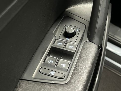 Used 2019 Volkswagen Tiguan SE w/ Panoramic Sunroof Package image 15