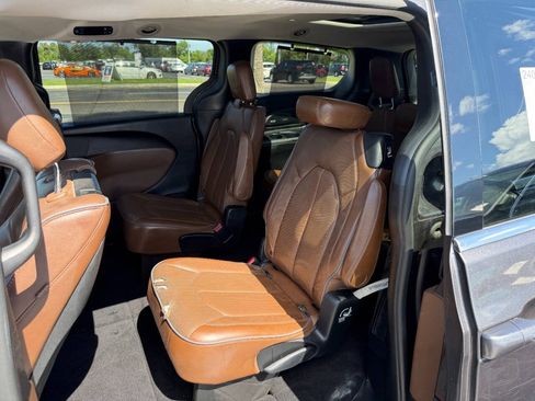 Used 2019 Chrysler Pacifica Limited w/ Tire & Wheel Group FWD image 19