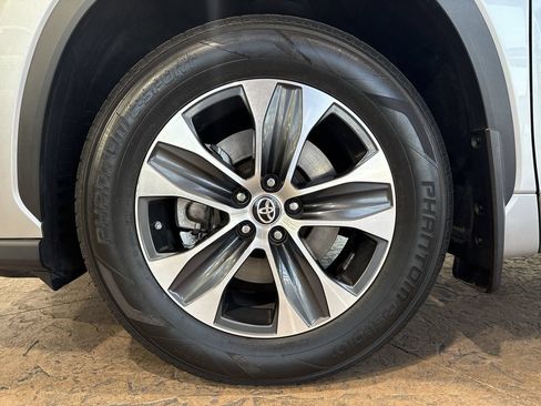 Used 2022 Toyota Highlander XLE AWD/4WD image 10