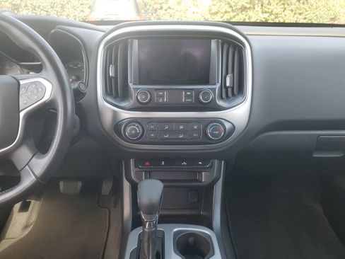 Used 2022 Chevrolet Colorado LT w/ Chrome Appearance Package image 10