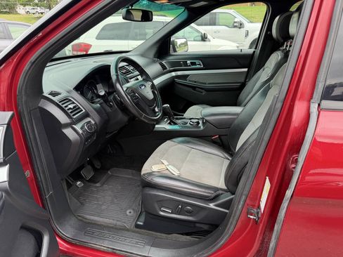 Used 2017 Ford Explorer XLT w/ Equipment Group 202A AWD/4WD image 13