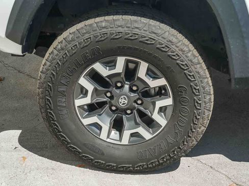 Used 2023 Toyota Tacoma TRD Off-Road w/ Technology Package RWD image 11