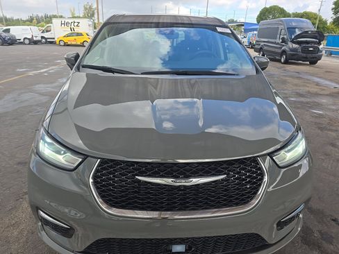 Used 2023 Chrysler Pacifica Touring-L FWD image 2