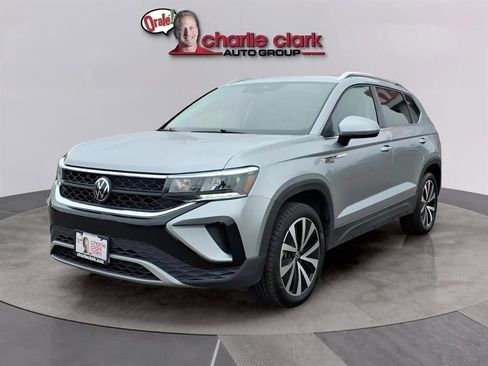 Used 2024 Volkswagen Taos SE image 1