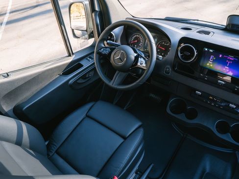 Used 2025 Mercedes-Benz Sprinter 2500 image 16