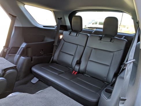 Used 2022 Ford Explorer XLT w/ Equipment Group 202A image 13