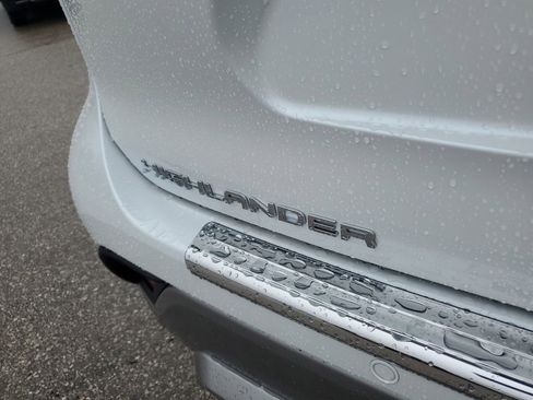 New 2026 Toyota Highlander Platinum image 7