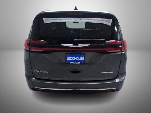 Used 2023 Chrysler Pacifica Touring-L FWD image 6