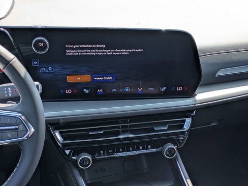 Used 2025 Chevrolet Traverse LT image 10