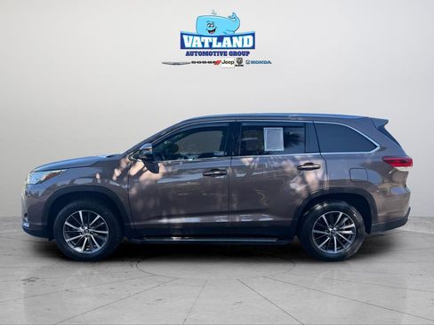 Used 2019 Toyota Highlander XLE FWD image 2
