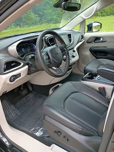 Used 2024 Chrysler Pacifica Limited FWD image 17