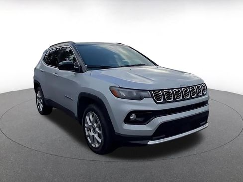 Used 2025 Jeep Compass Limited AWD/4WD image 3