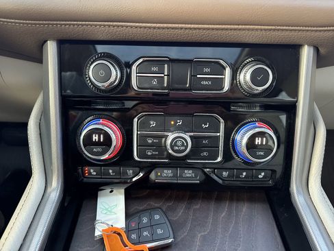 Used 2021 GMC Yukon XL Denali w/ Denali Premium Package image 19