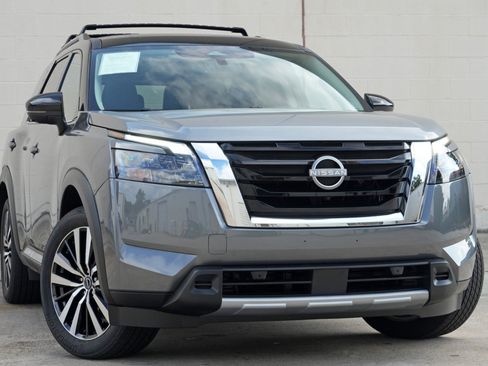Used 2025 Nissan Pathfinder Platinum AWD/4WD image 4