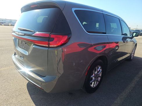 Used 2023 Chrysler Pacifica Touring-L FWD image 7