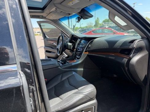 Used 2016 Cadillac Escalade Luxury AWD/4WD image 32