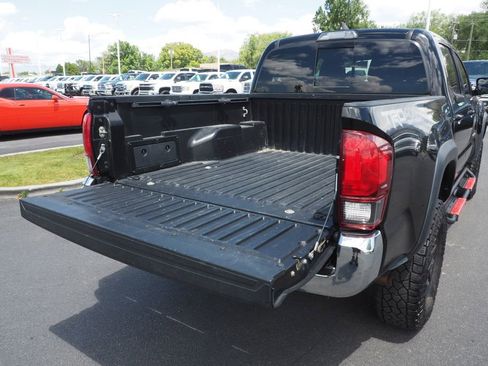 Used 2018 Toyota Tacoma TRD Off-Road AWD/4WD image 18