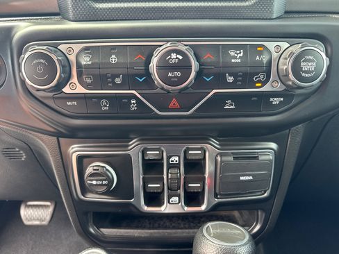 Used 2021 Jeep Gladiator Sport image 12