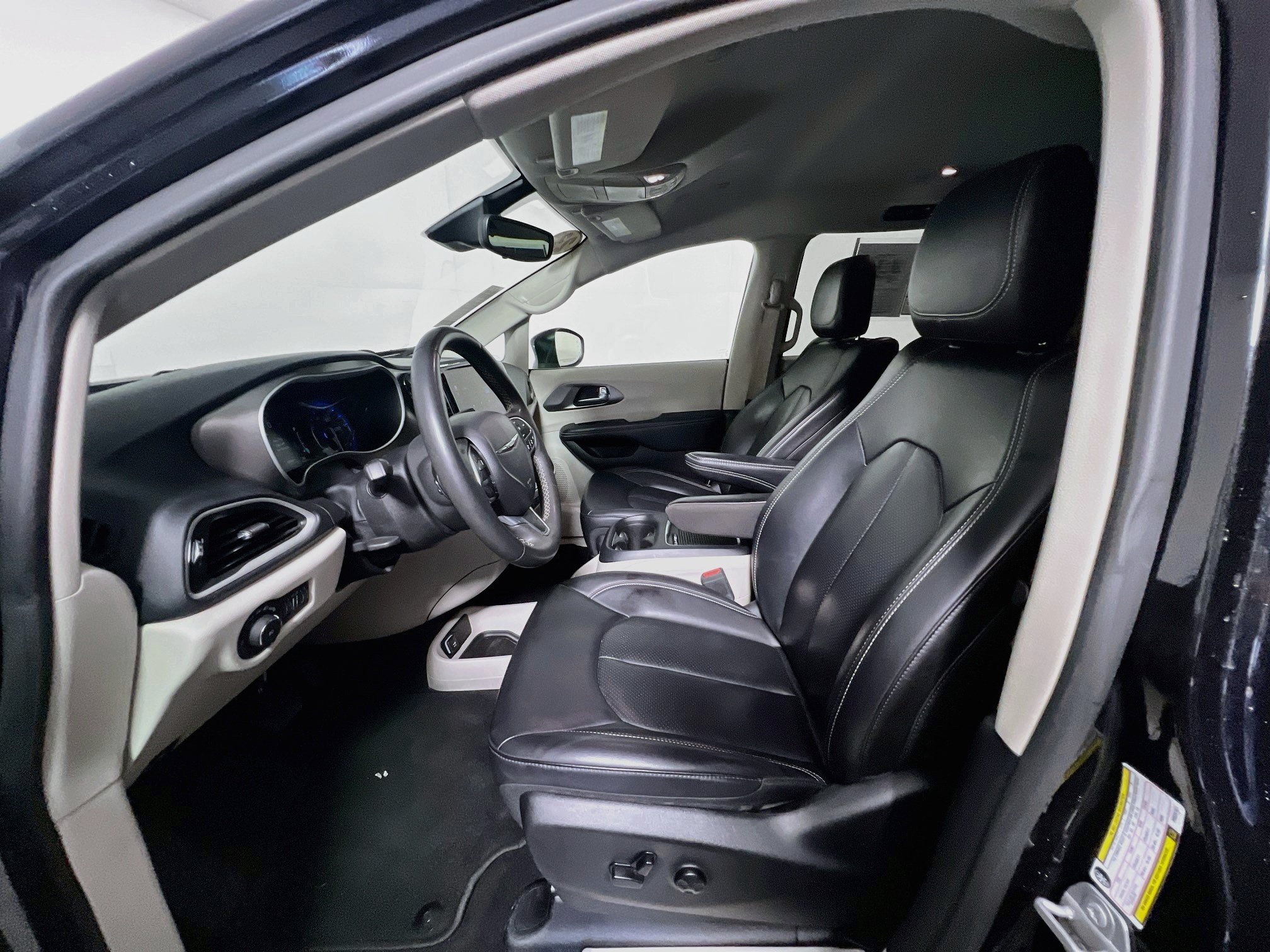 Used 2023 Chrysler Pacifica Touring-L FWD image 14