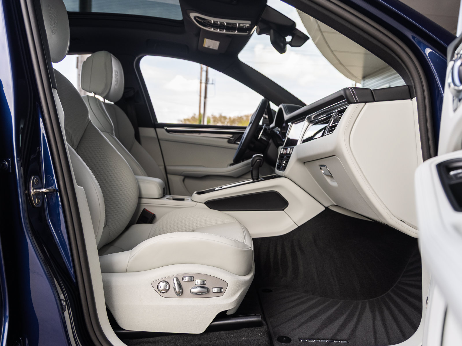 Certified 2026 Porsche Macan Turbo AWD/4WD image 42