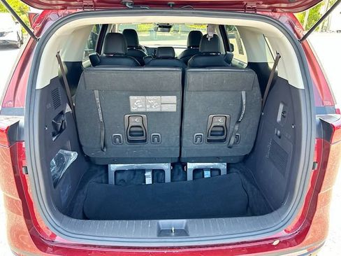 Used 2024 Kia Carnival LX FWD image 21